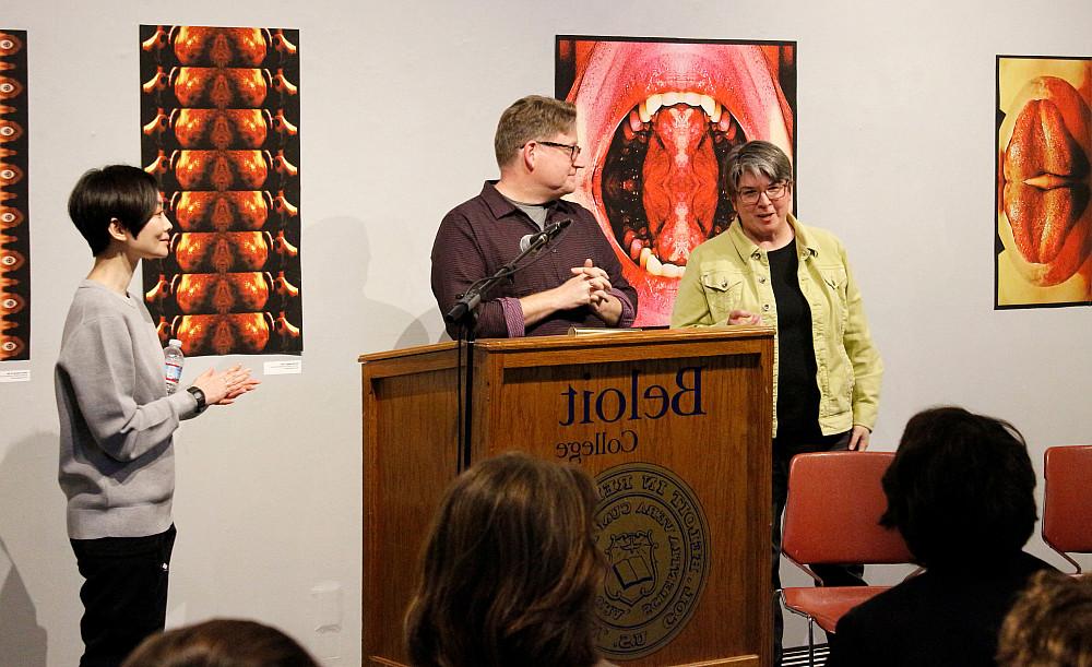 苏珊古 speaks to the crowd next to Kendall Heitzman 和 薰Fujino.